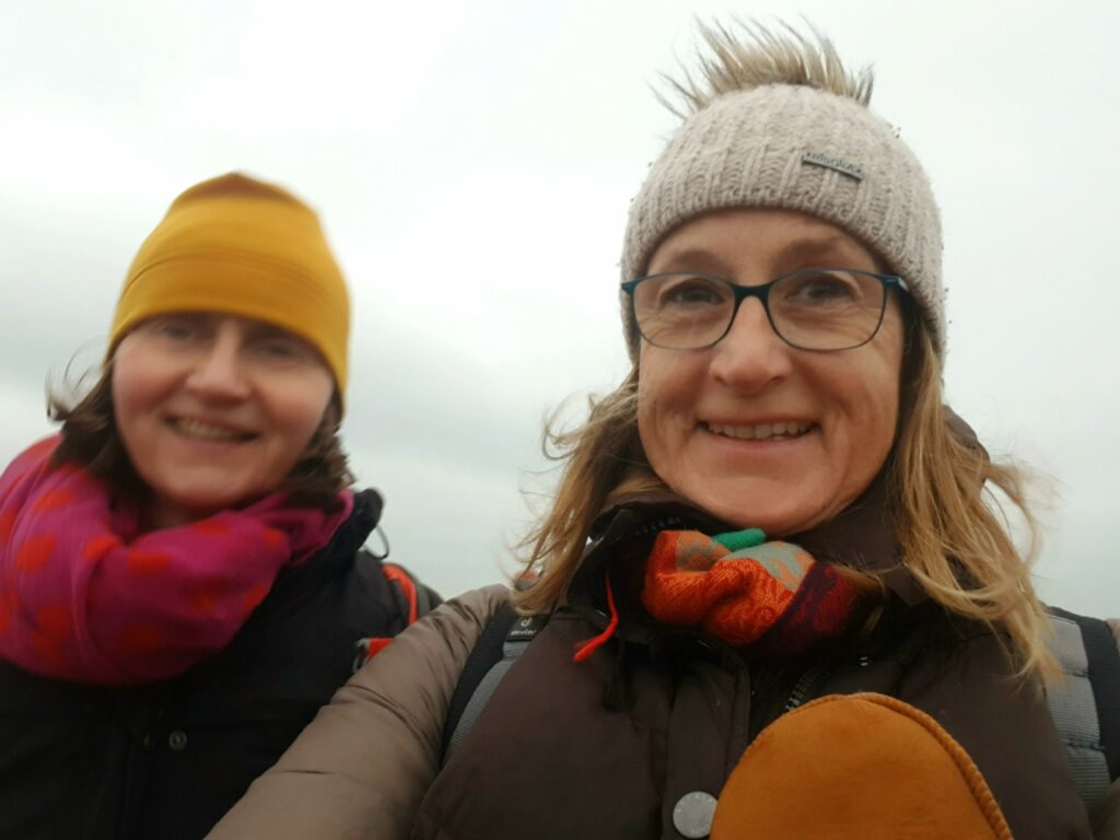 Am Nordseedeich mit Schwester, Mütze und Krabbenbrötchen