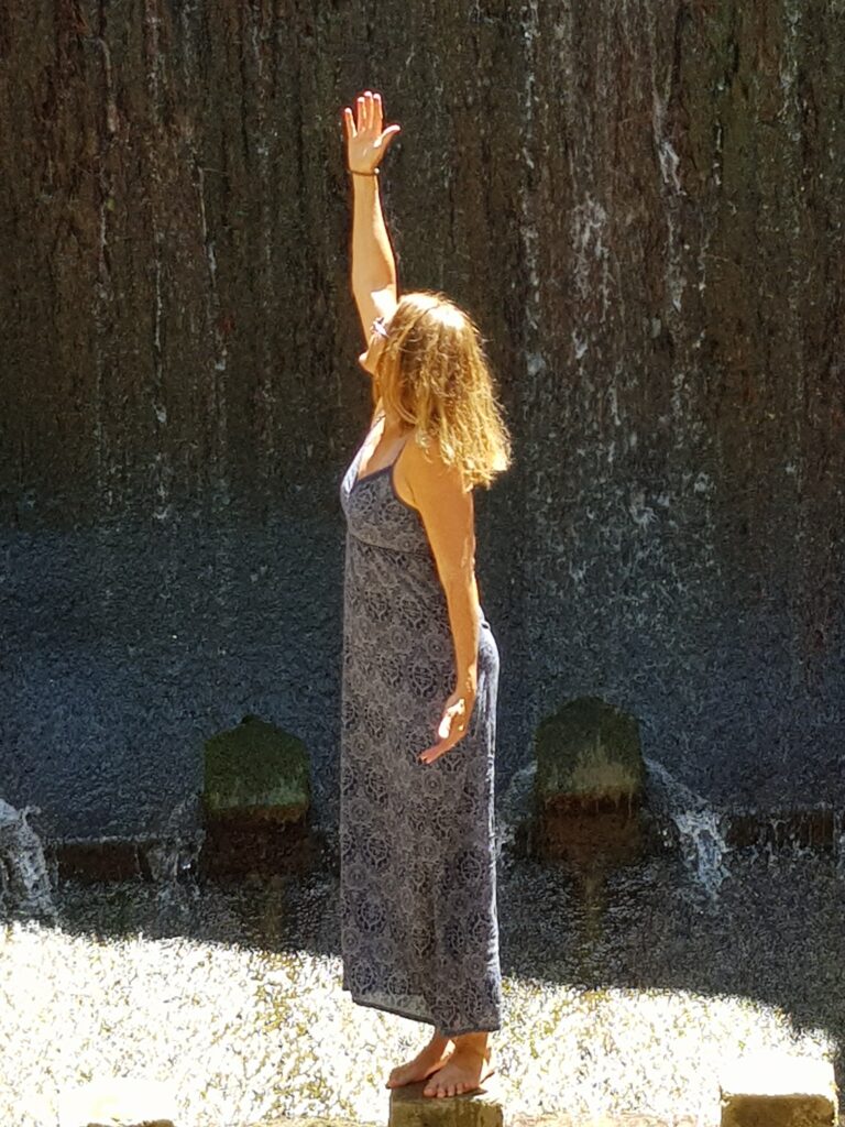 Katrina barfuß mit blauem langen Kleid am Wasserfall der Seven Springs auf Rhodos