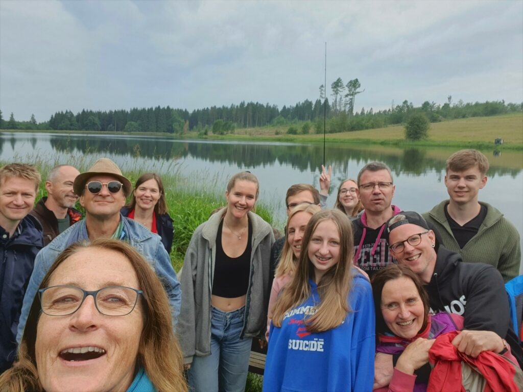 Treffen mit der Großfamilie vor dem See des Campingplatzes im Harz. Es sind 12 Mitglieder der Großfamilie