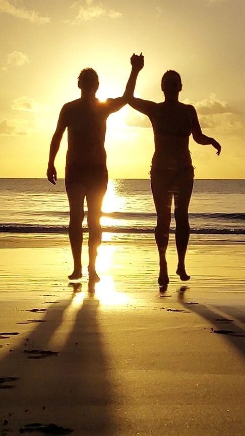 Kathrin Günther Hand in Hand mit ihrem Mann beim Laufen in den Sonnenaufgang auf Gran Canaria