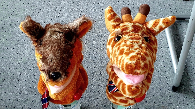 Wolf und Giraffenplüschhandpuppe, Symbole der gewaltfreien Kommunikation nach Marshall Rosenberg