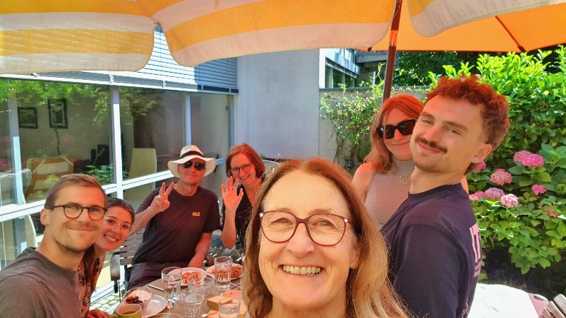 Kathrin Günther sitzt auf der Terrasse und genießt mit ihren Kindern ein Brunch anlässlich ihres 60 . Geburtstages