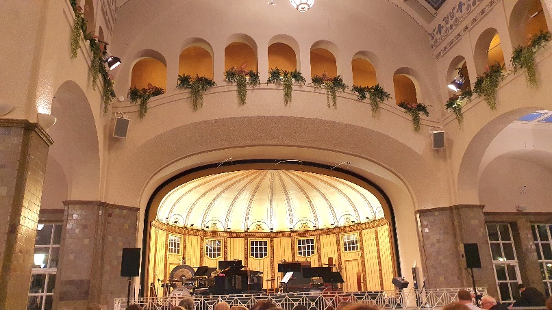 Die Drehbühne in der Wandelhalle in Bad Kissingen kurz vor einem der zahlreichen Kurkonzerte