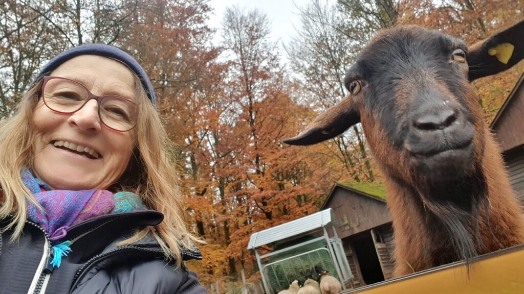 Lustiges Foto mit Kathrin Günther und einem Bock auf dem Klaushof bei Bad Kissingen. Es sieht so aus, als würde der Bock lächeln