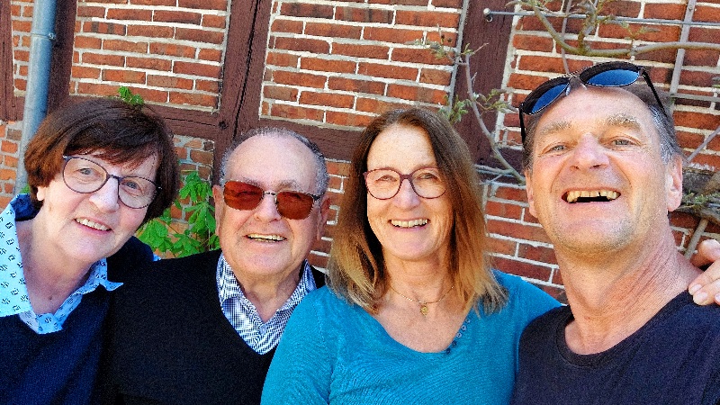 Kathrin Günther mit ihrem Mann, ihrer Patentante und Onkel auf deren Hof beim Treffen zu Ostern. Alle lachen frölich
