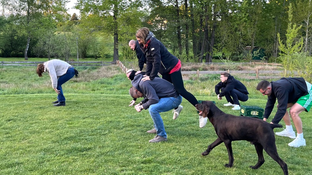Kathrin Günther macht Bockspringen über den Rücken ihres Cousins beim Cousinen Treffen im Harz, das alljährlich stattfindet. Auch der Hund freut sich über die lustige Bewegung