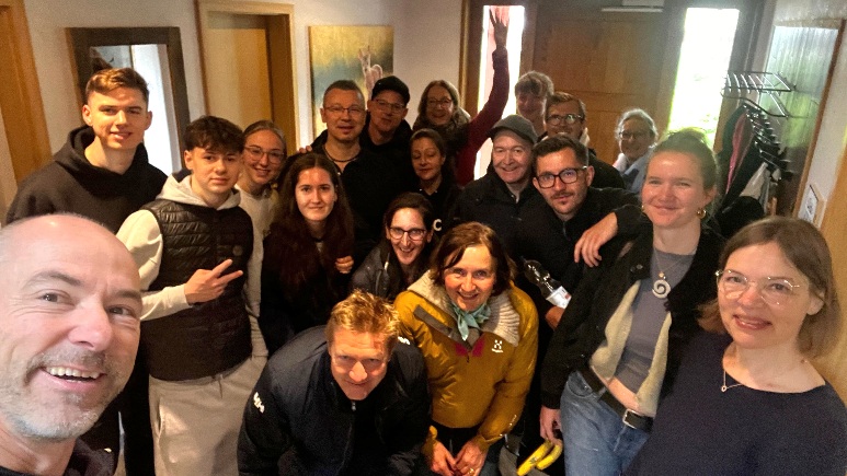 Kathrin Günther mit ihren Cousinen und Cousins samt Familien bei einem alljährlichen Treffen. Alle lachen fröhlich